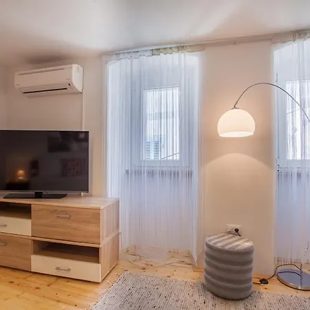 Honey Apartment Cres